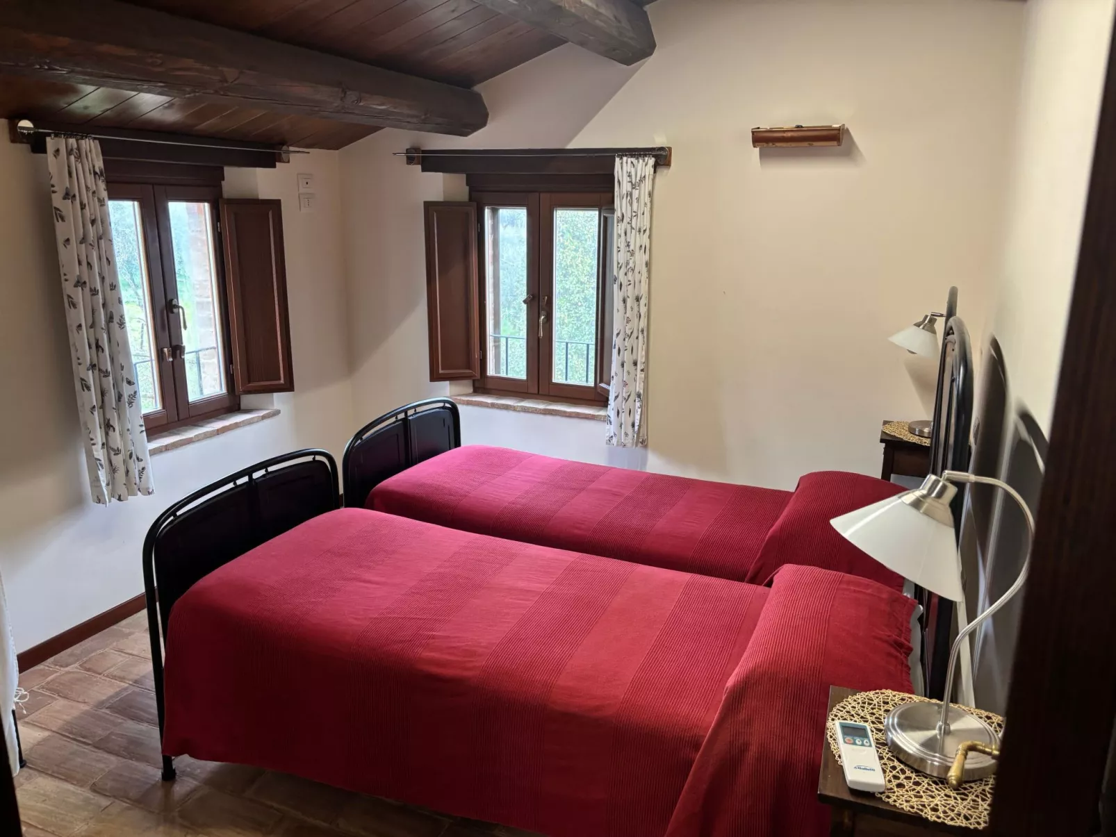 Rote Wohnung Bauernhaus-Drinnen