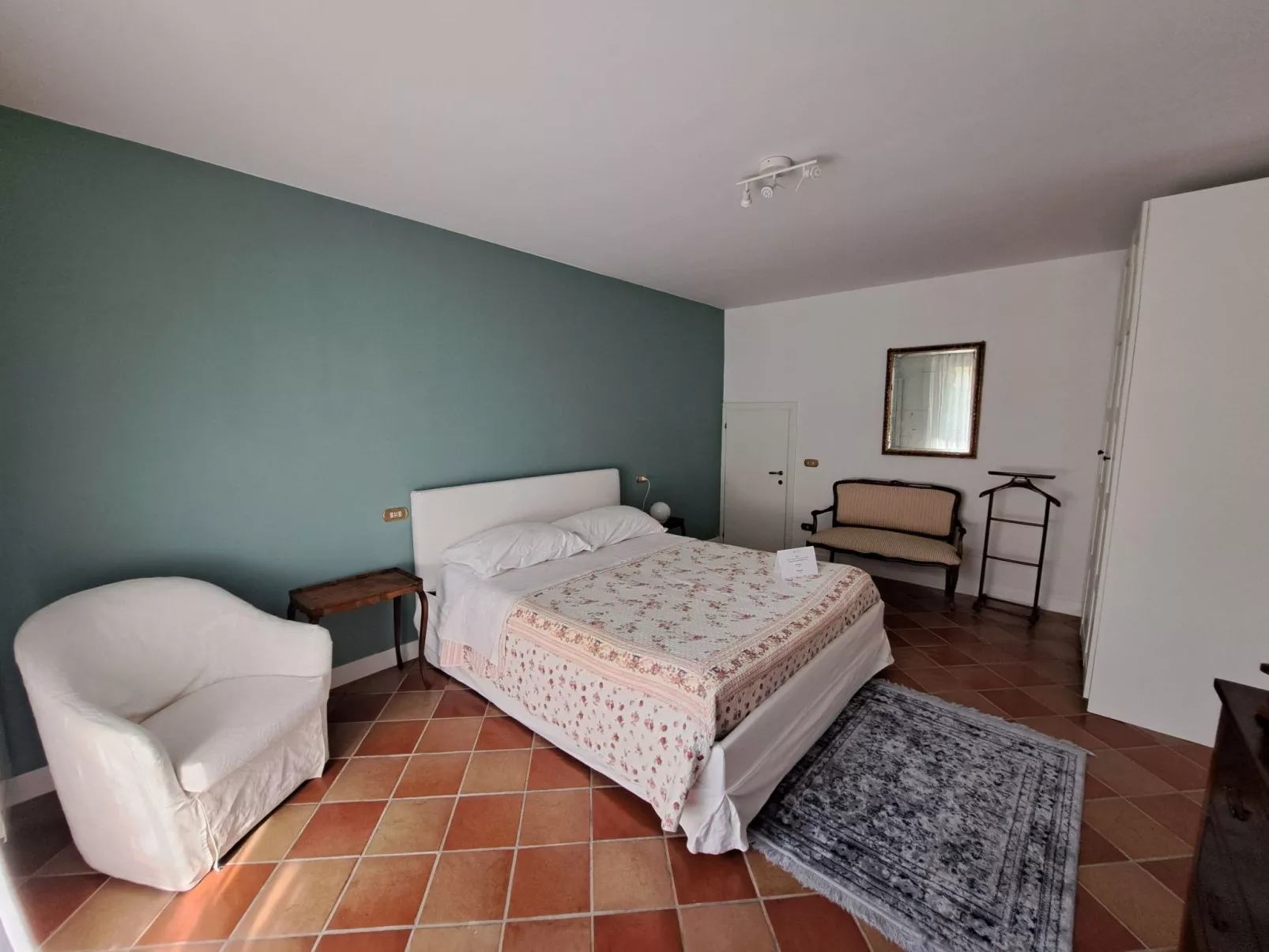 "Daphne Experience".-Inside