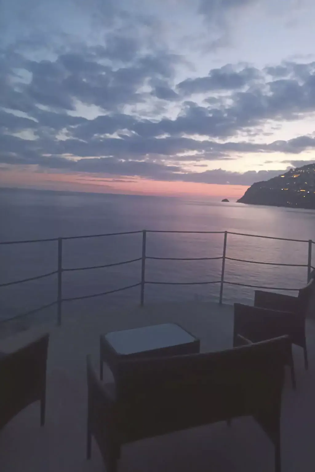 Villa auf einer natürlichen Klippe mit Blick auf das Meer, nur wenige Schritte-Draußen