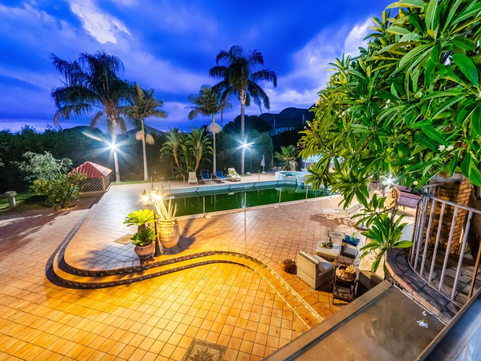 Für 10 Personen in Fiuefreddo di Sicilia, Sizilien (Ostküste von Sizilien)-Image-tags.info