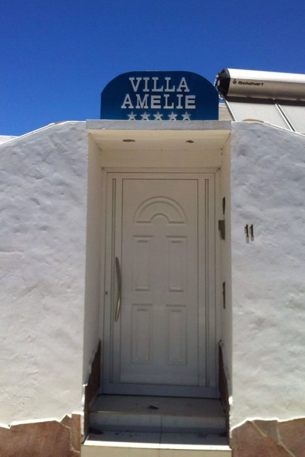 Sonniges Ferienhaus mit Grill, Garten und Pool-Outside