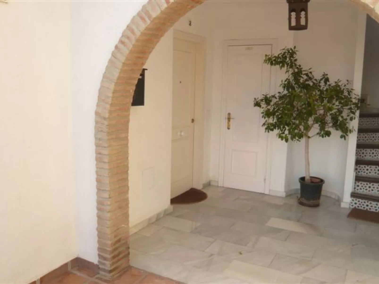 Mit Blick auf das Wasser-Drinnen