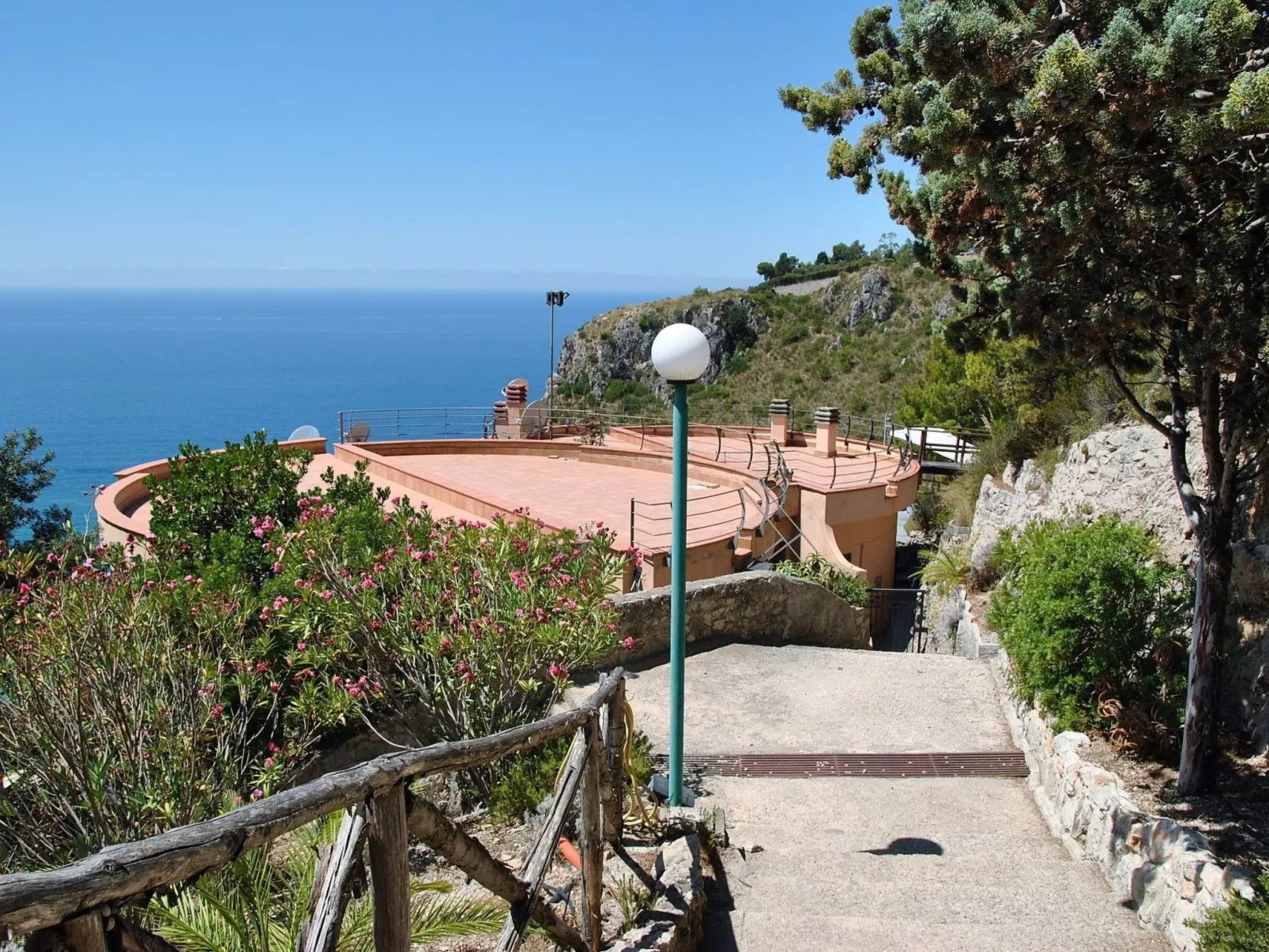 Haus in Sperlonga mit Terrasse und Grill-Draußen