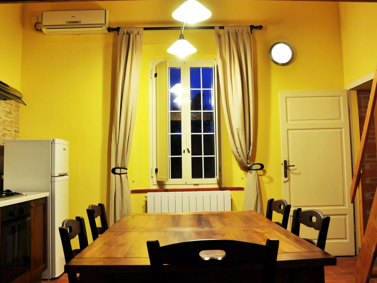 "Casa Olmo" Schwimmbad und Jacuzzi, privater Garten-Inside