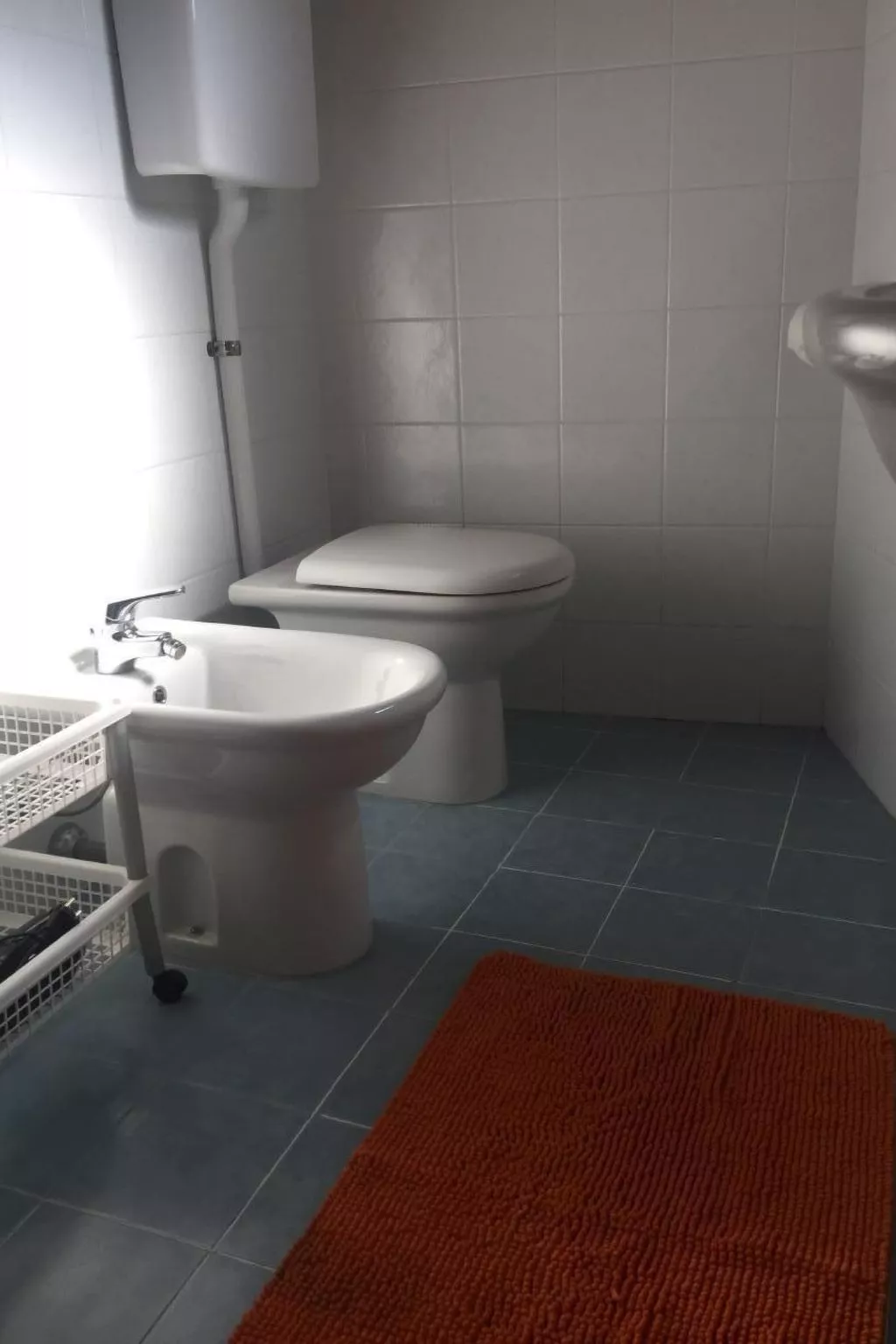 Mit Blick auf das Wasser-Drinnen