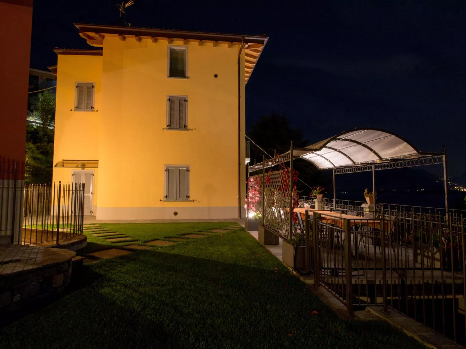 Ferienvilla 'Perla del Lago' mit privatem Pool-Dehors