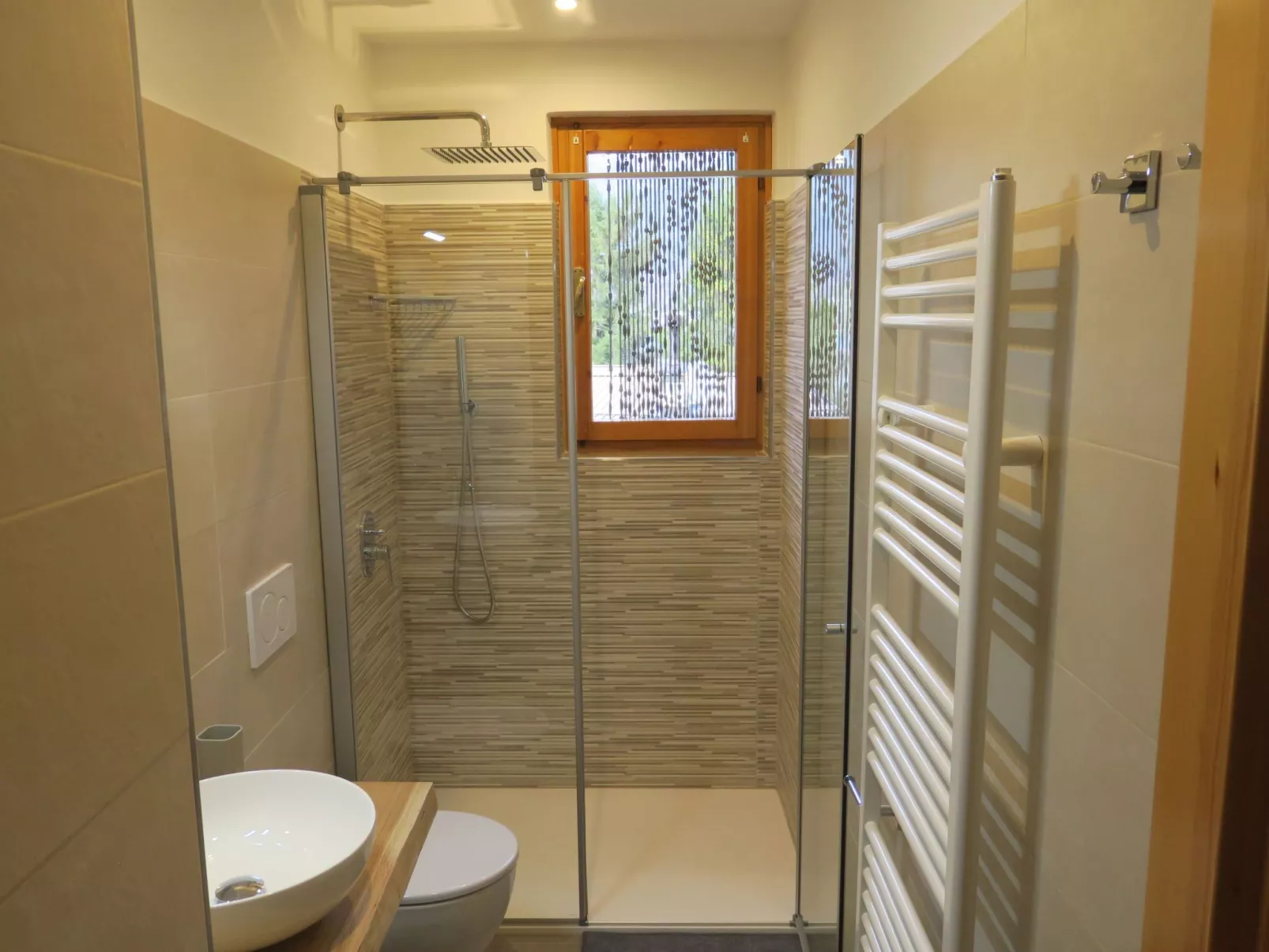 Erdgeschosswohnung mit privatem Garten-Drinnen