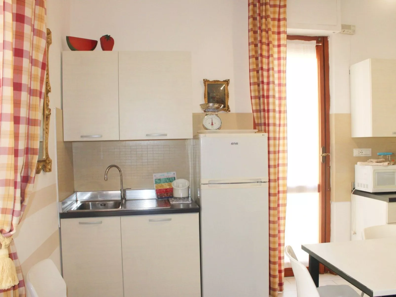 Sehr zentral mit Parkmöglichkeit-Drinnen