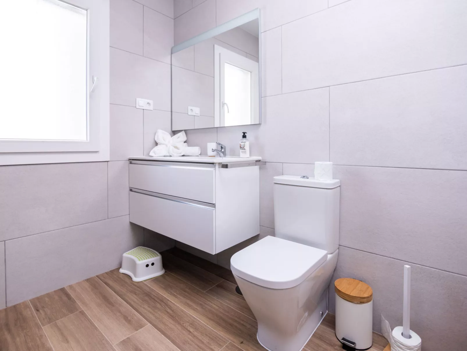 Modernes und helles Ferienhaus direkt am Meer, mit zwei großen Terrassen, Garte-Drinnen