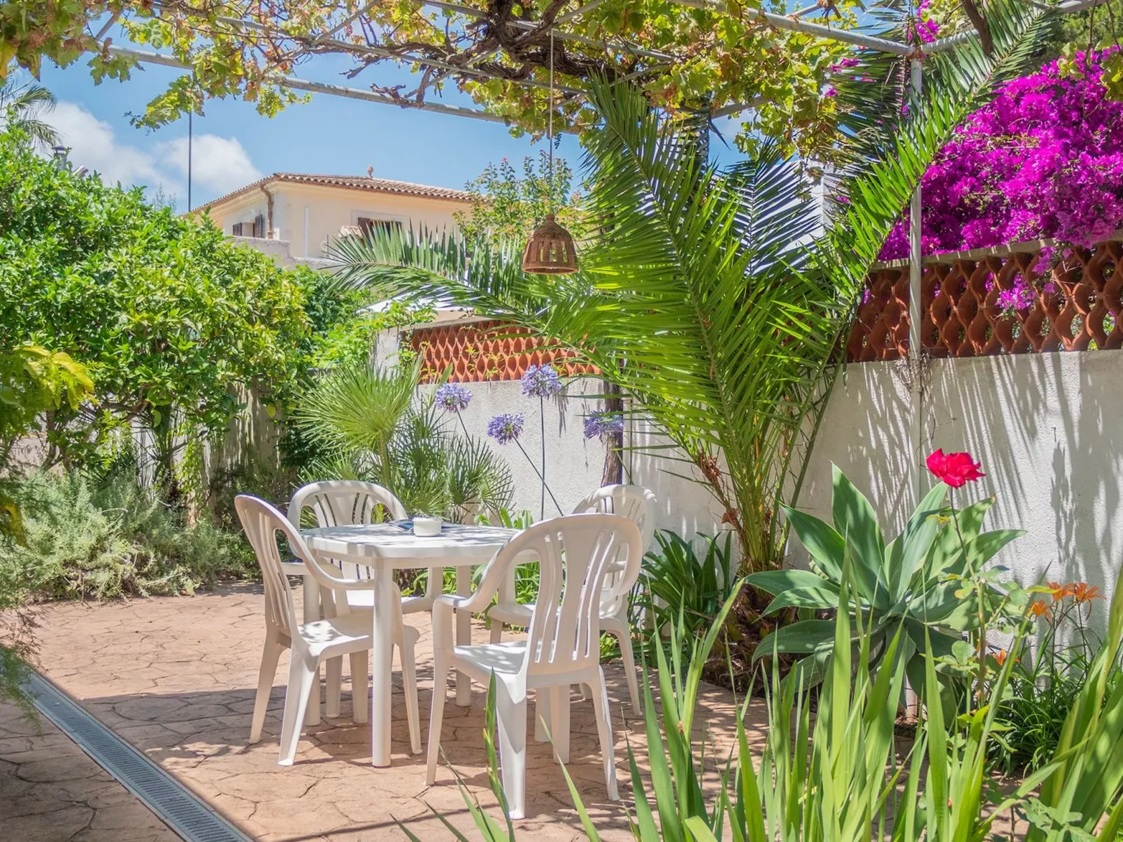 Landhaus mit Garten, Sonnenterrasse sowie überdachter Terrasse und Pool in Stra-Outside