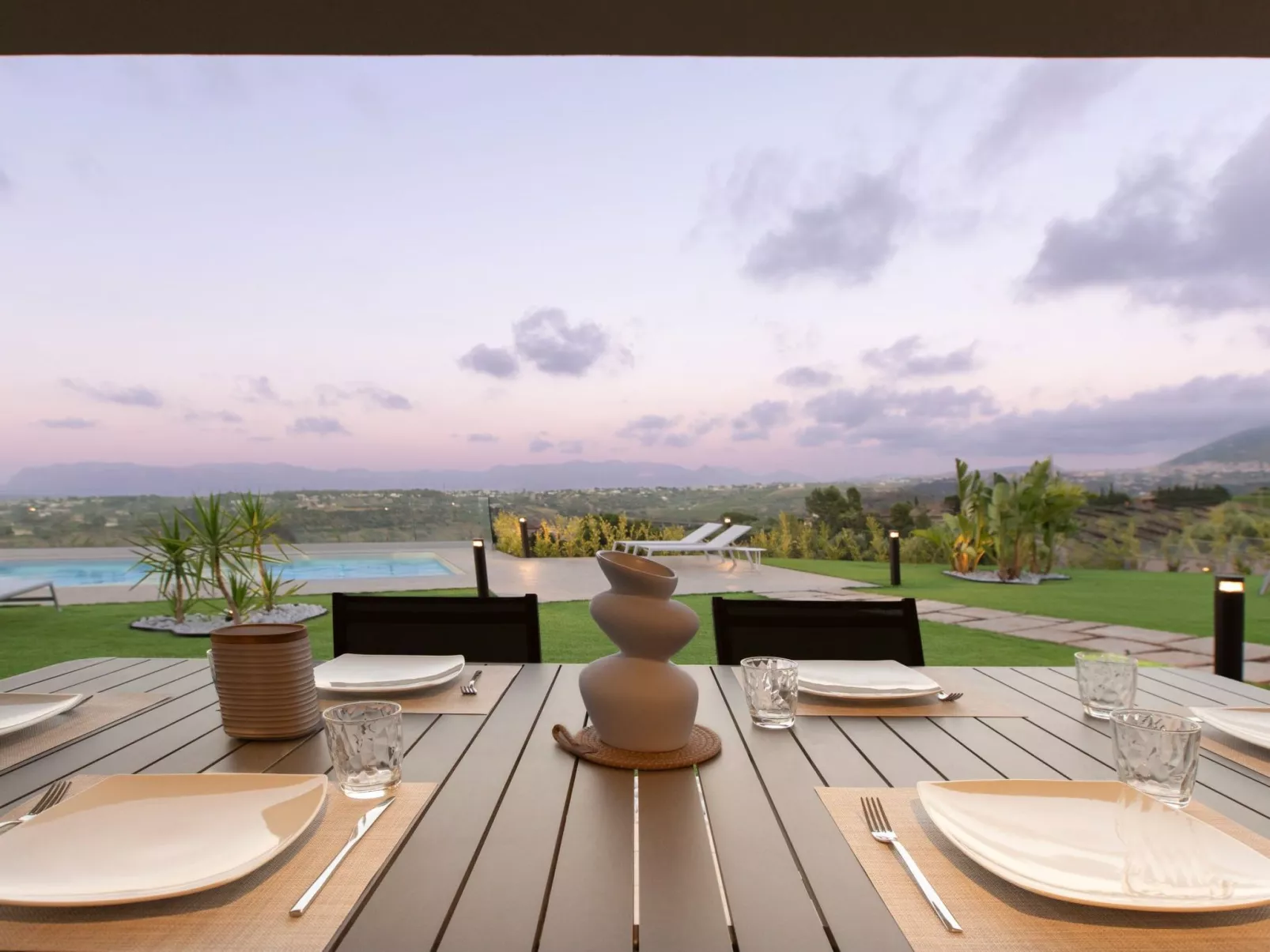Villa mit Panoramablick auf das Meer, umgeben von der Natur-Dehors