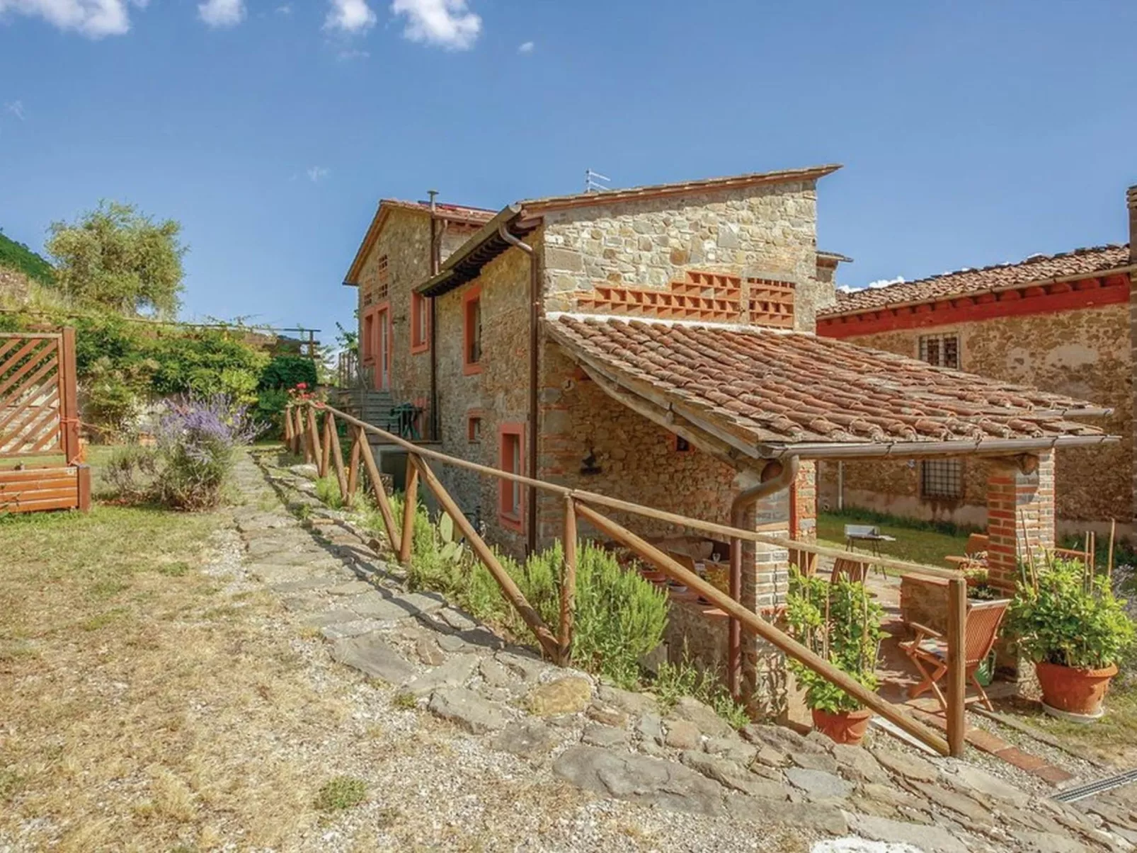 Haus mit Garten, Terrasse, in den Hügeln von Lucca-Outside