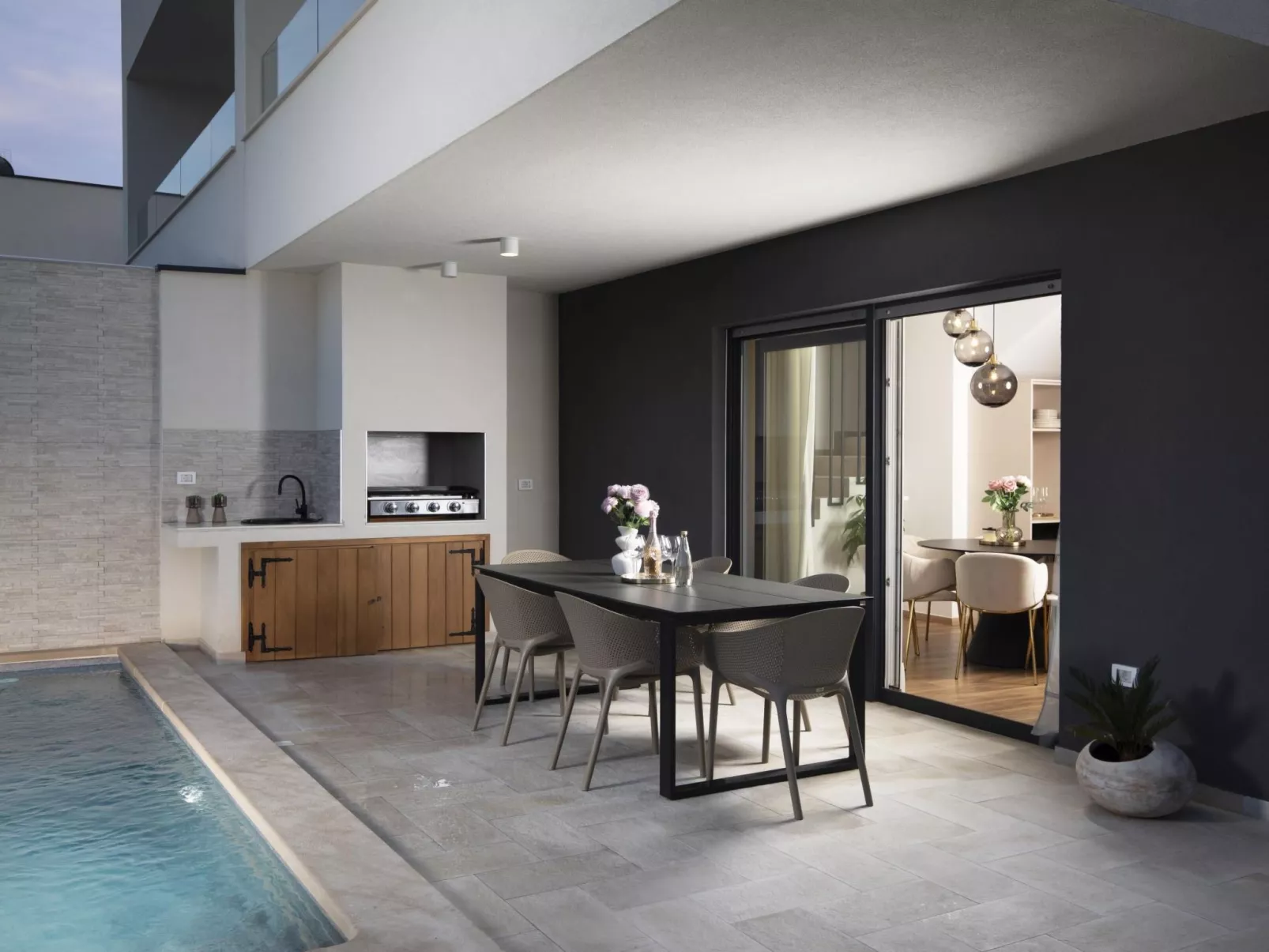 Villa Oasis mit beheiztem Pool, 700 m vom Meer entfernt-Drinnen