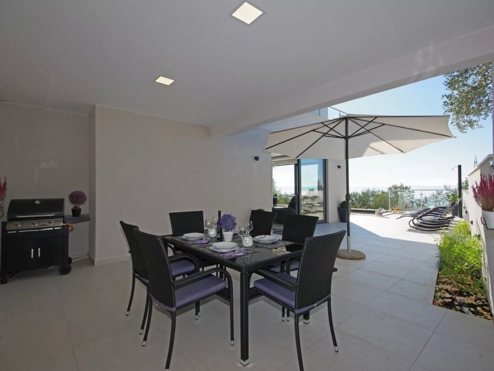 In Makarska mit Schöner Terrasse-Outside