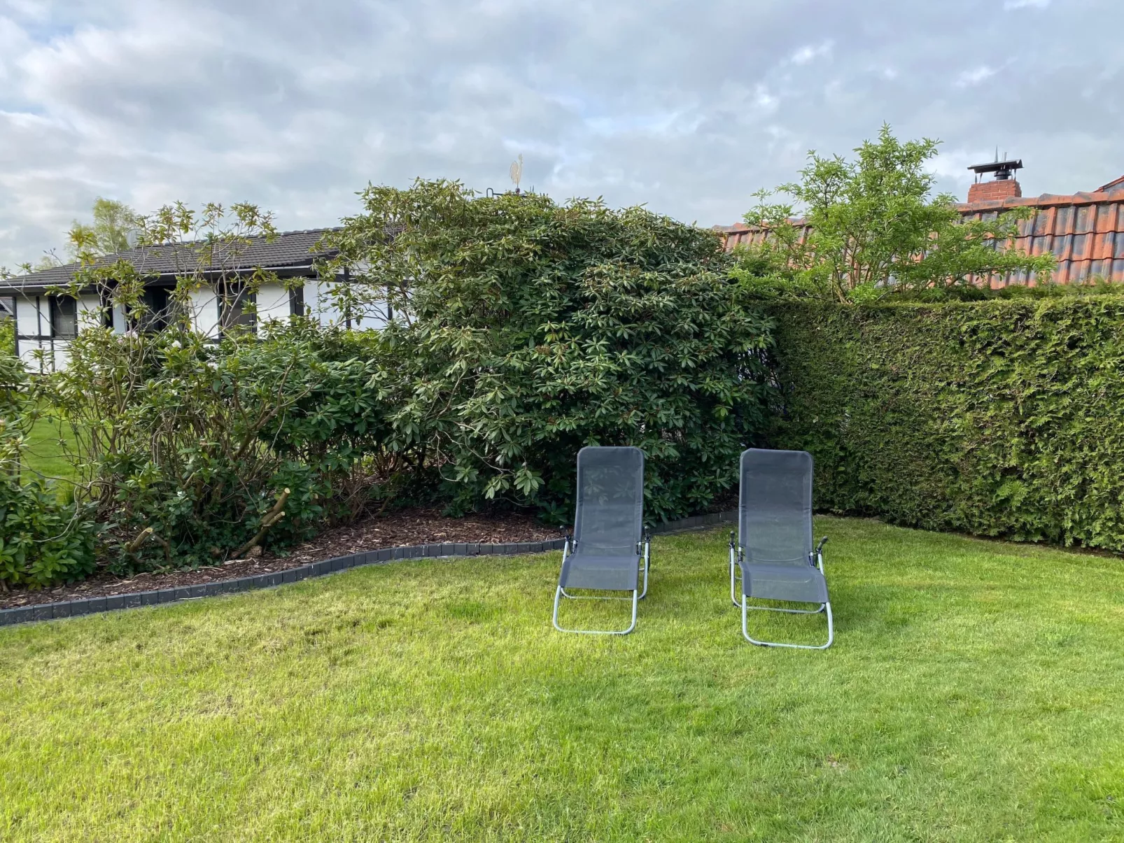 Nurdachhaus in Burhave mit Garten-Outside