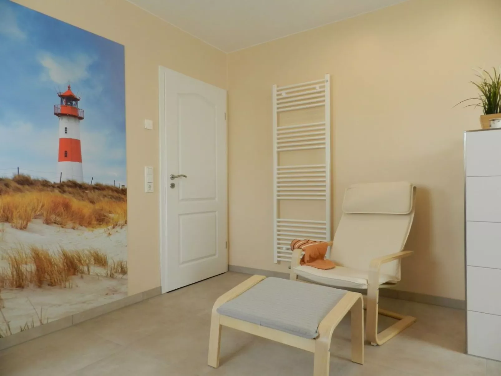 In Burhave mit Kleinem Garten-Drinnen