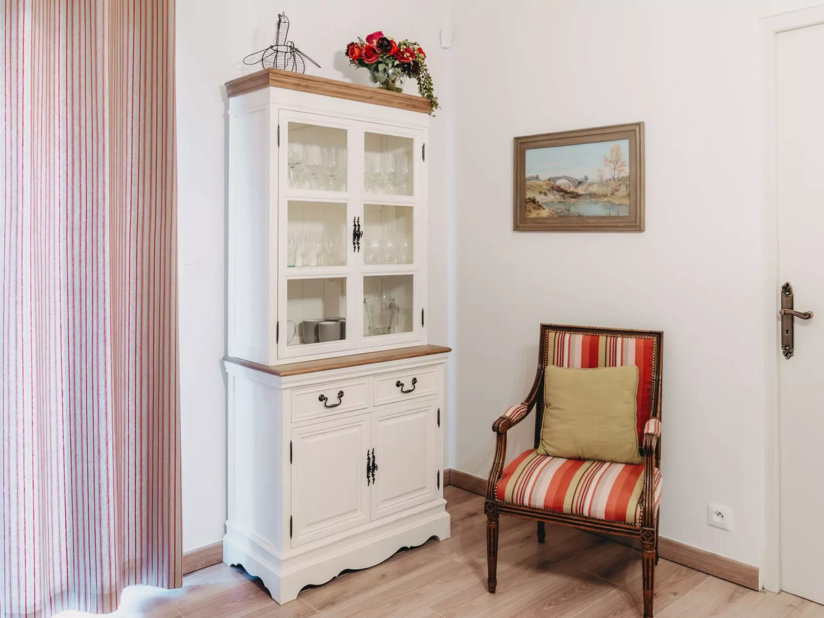 Charmante Ferienwohnung mit Terrasse und Pool-Drinnen