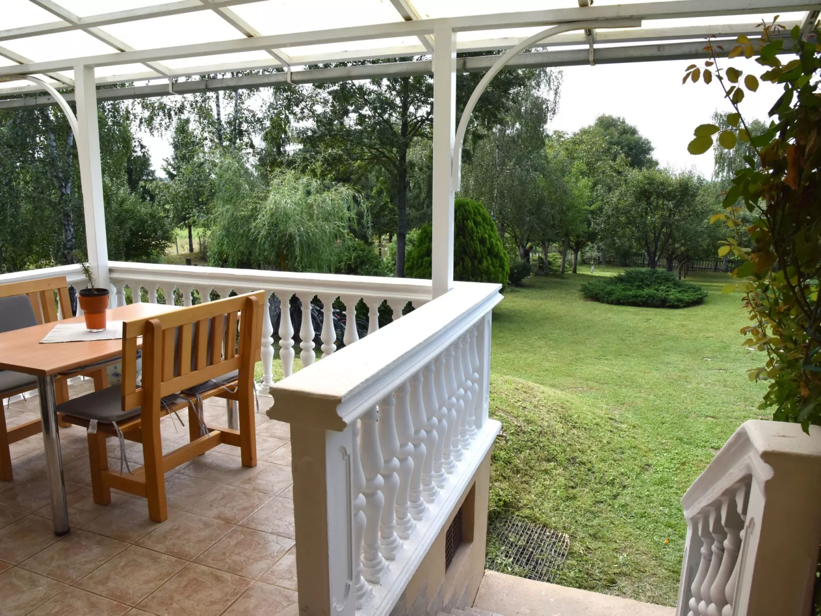 Hütte mit Garten, Grill und Terrasse-Outside