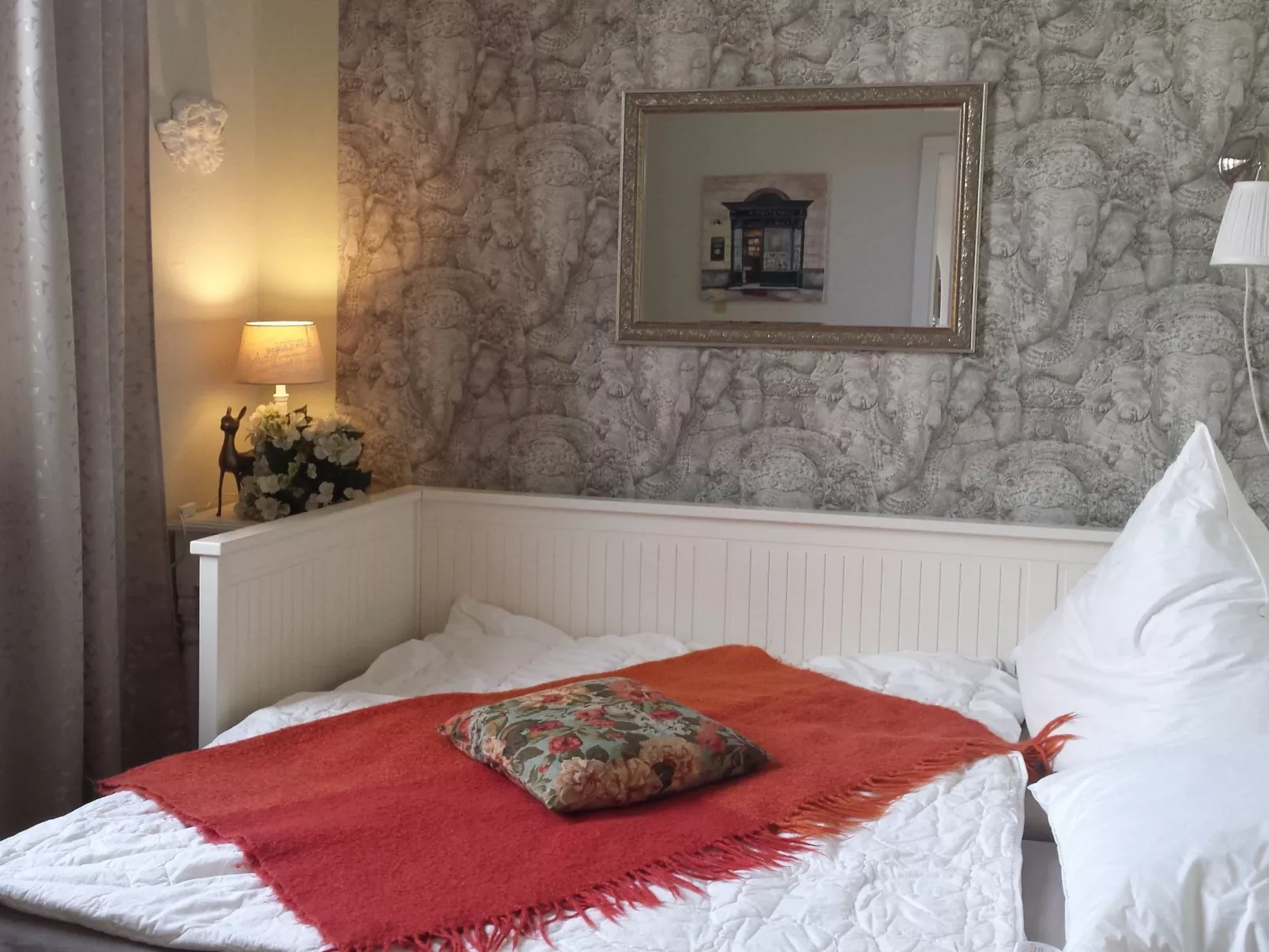 Mit Garten, Grill und Terrasse-Drinnen