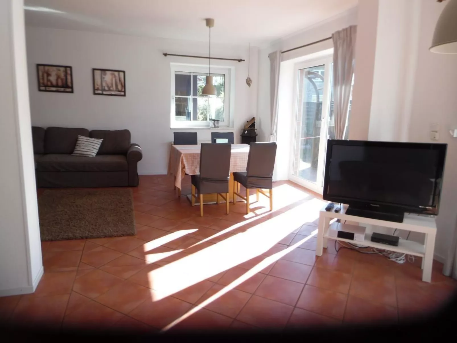 Mit Garten und Stellplatz-Dedans