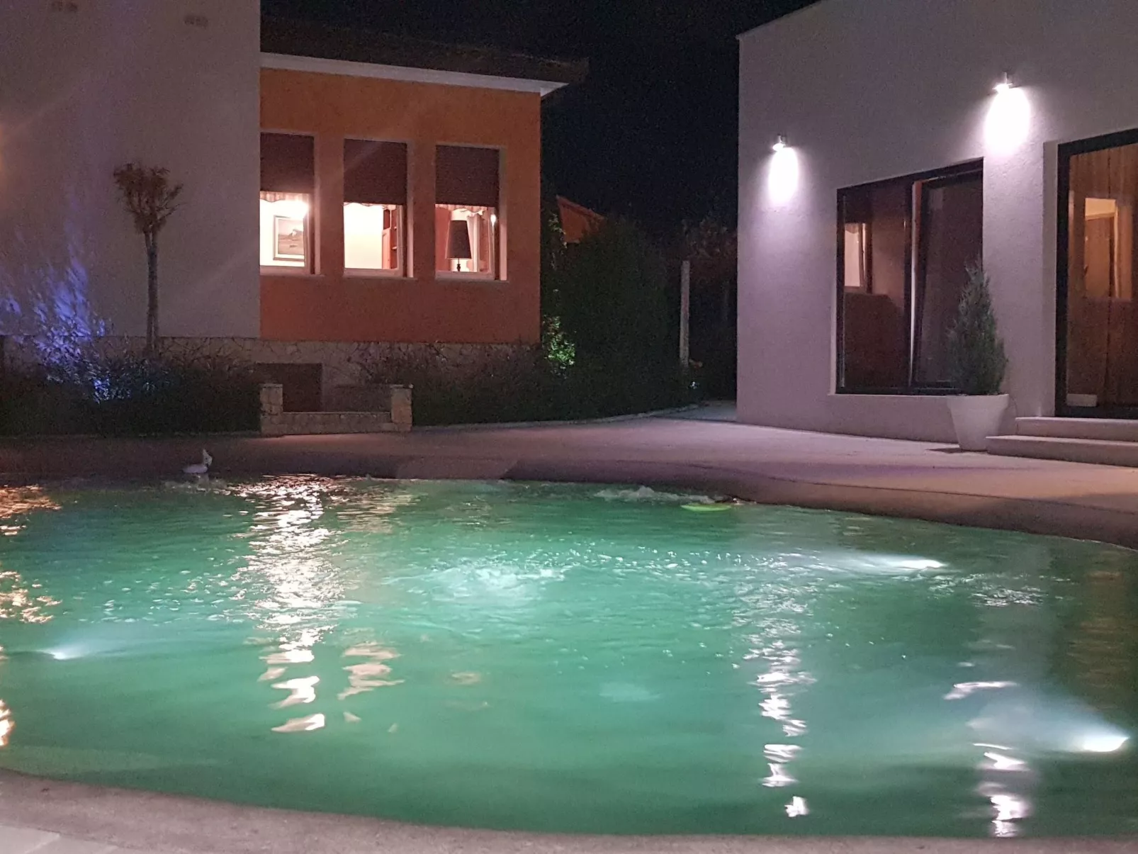 Schöne Villa mit Garten und Biodesign-Pool