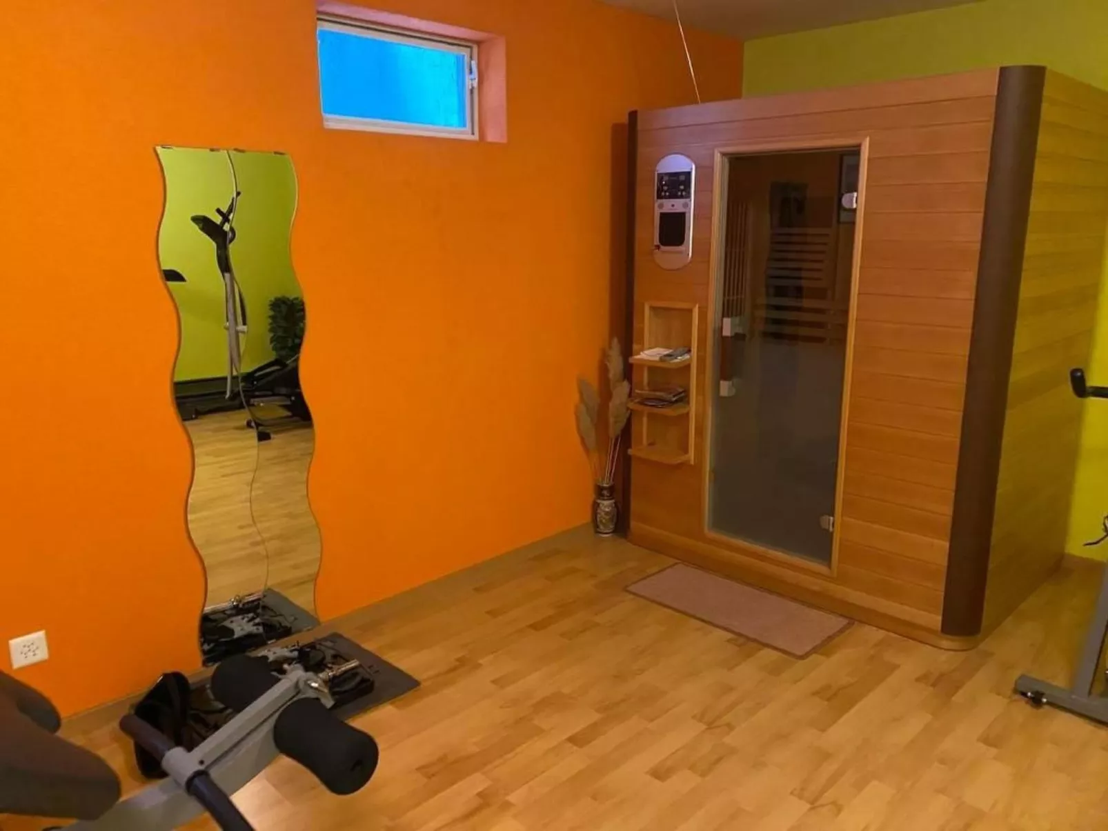 Leons Holiday Homes-Inside