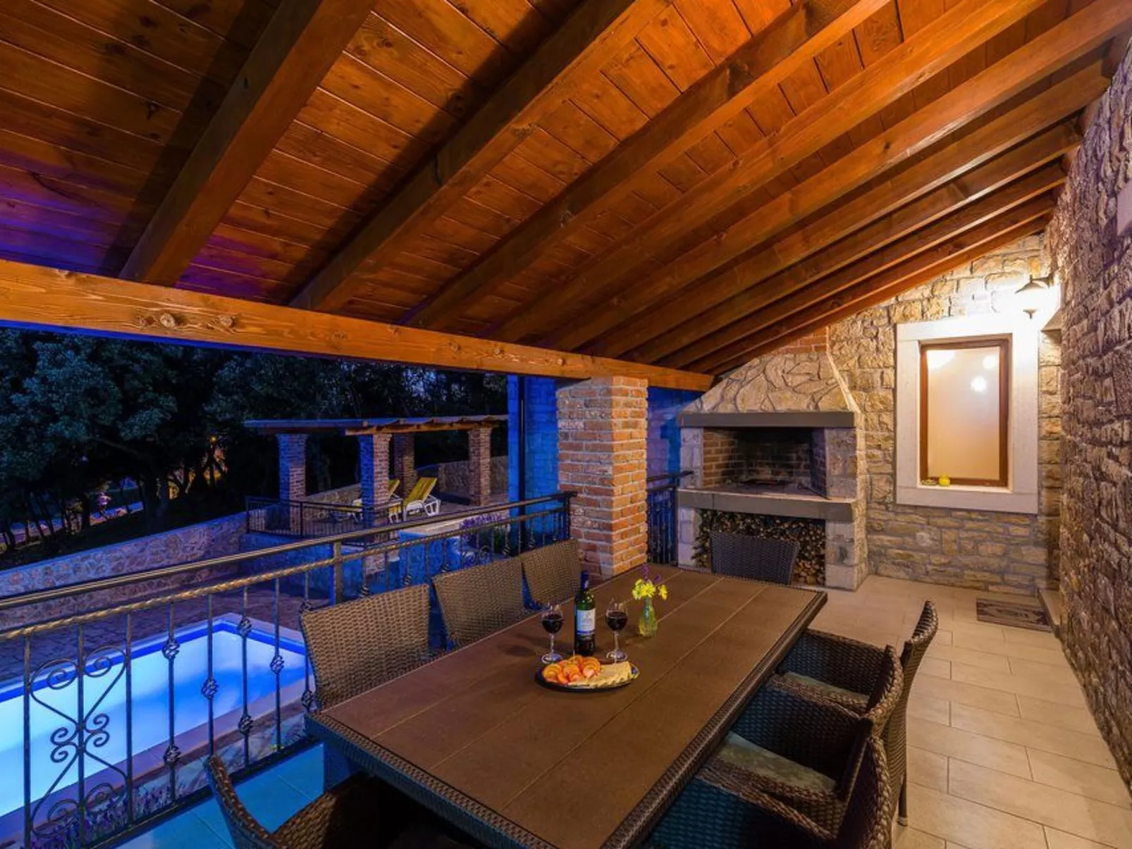 Ferienvilla Roko mit beheiztem Pool-Draußen