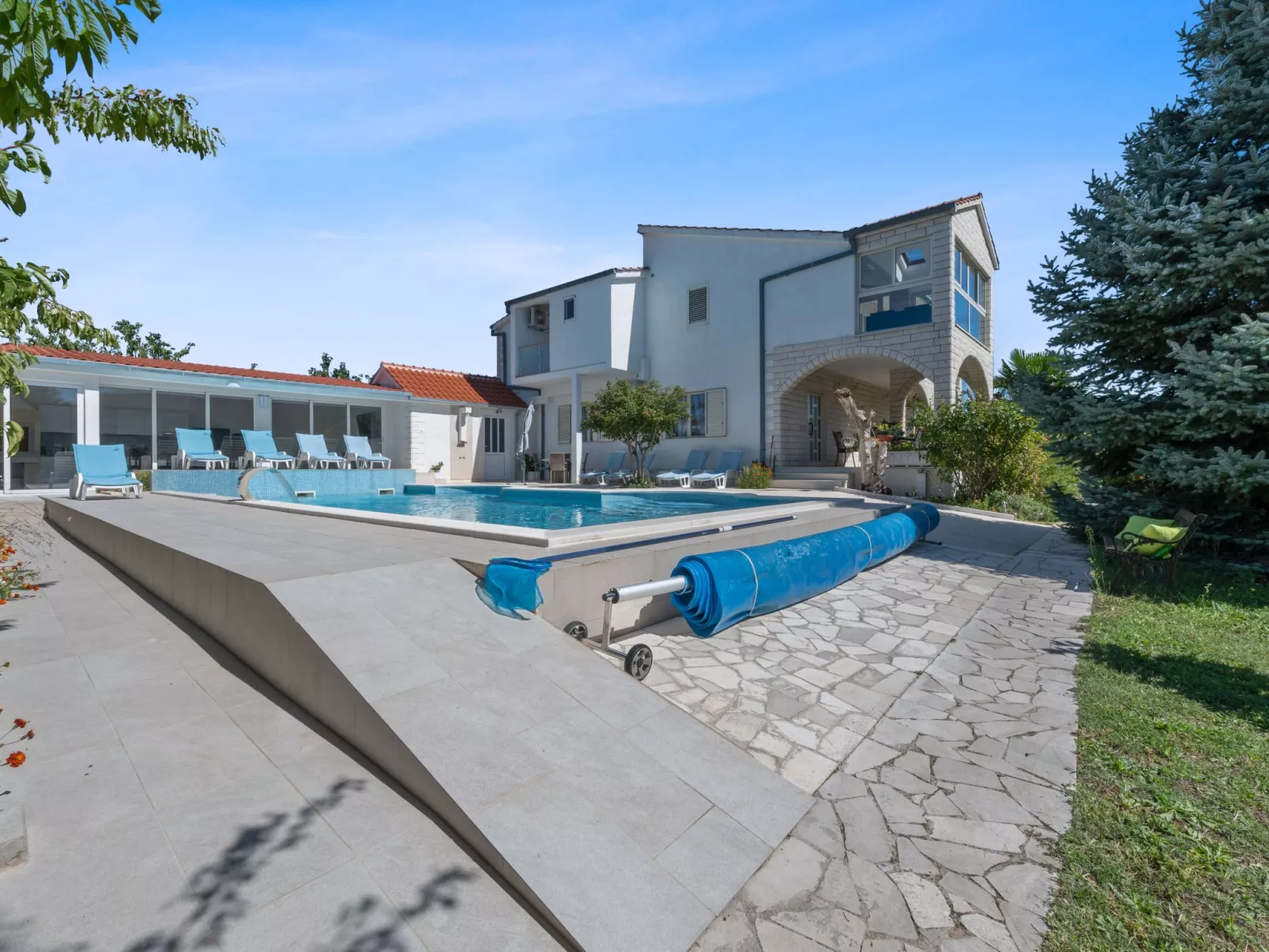 Villa Almas mit Schwimmbad, Fitnessraum, Tennisplatz-Draußen