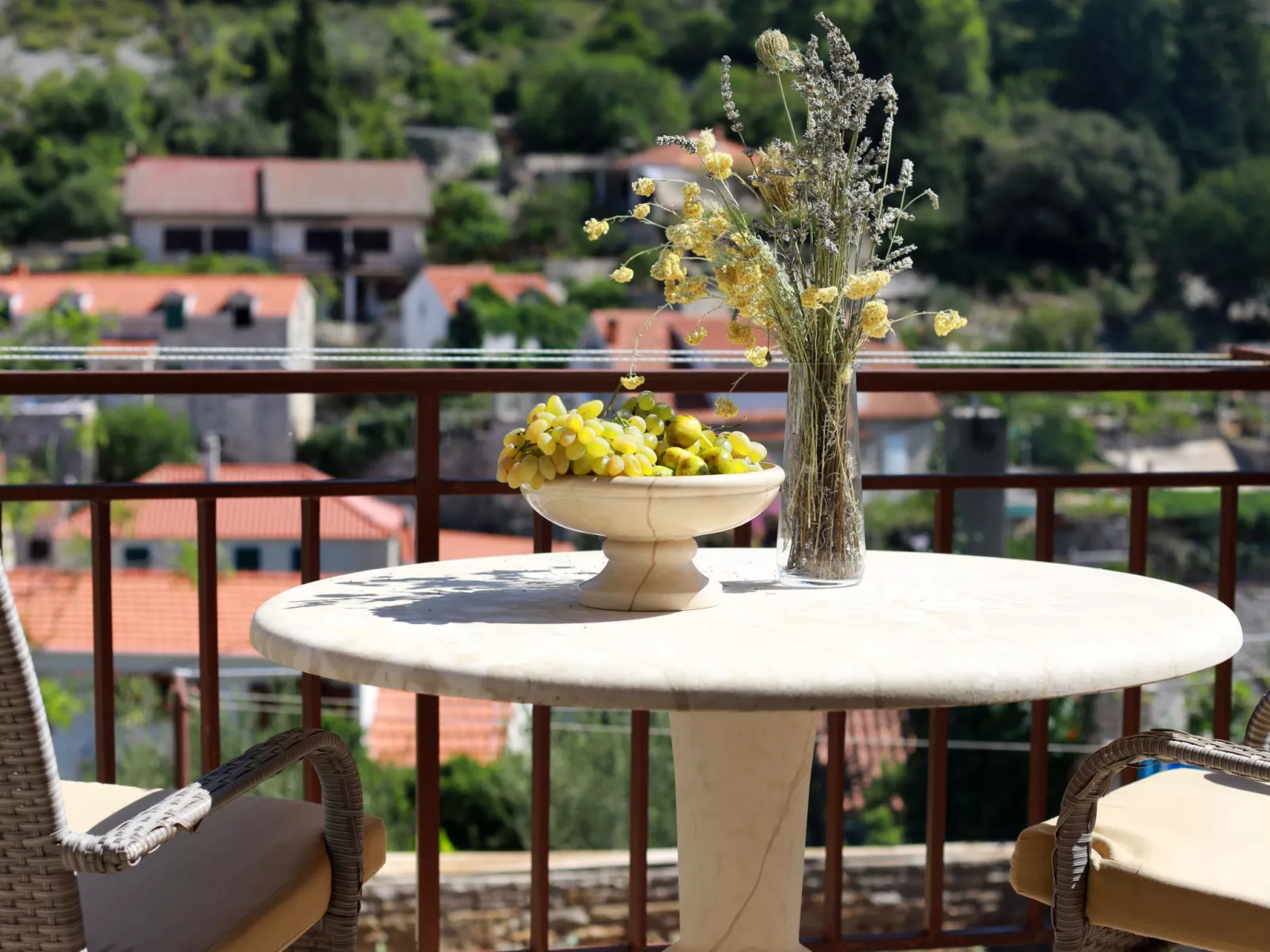 Kleines Steinhaus in einem ruhigen Ort auf der Insel Solta-Draußen