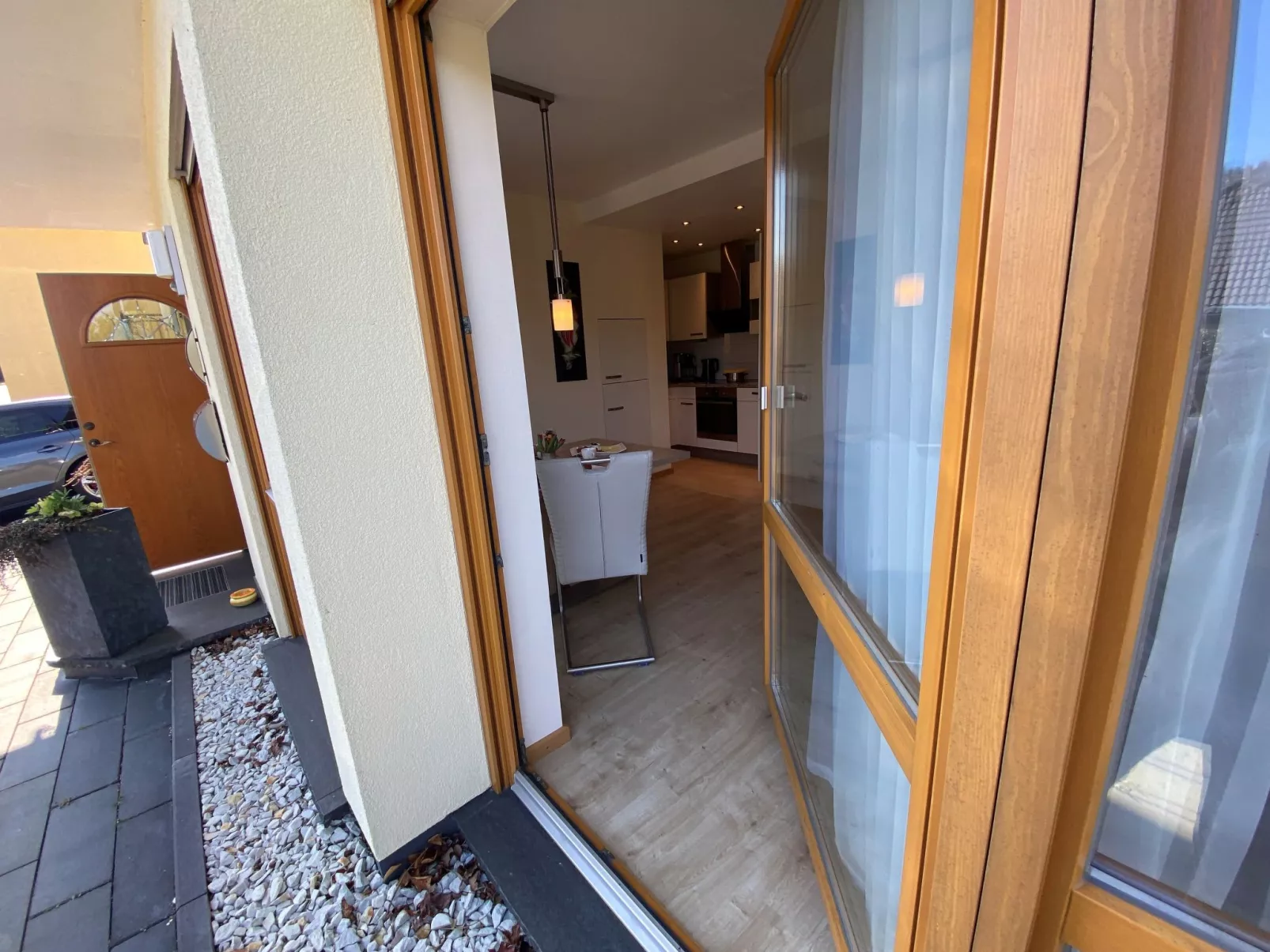 Mit Parkplatz und Terrasse-Outside