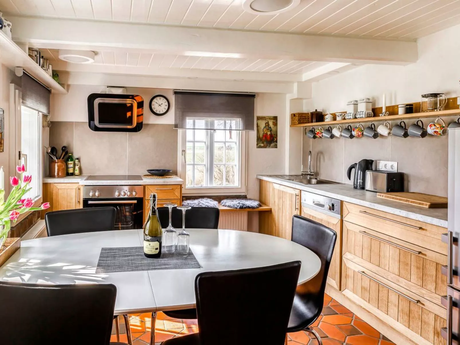 Reetdachhaus inmitten von Wiesen und Feldern-Dedans