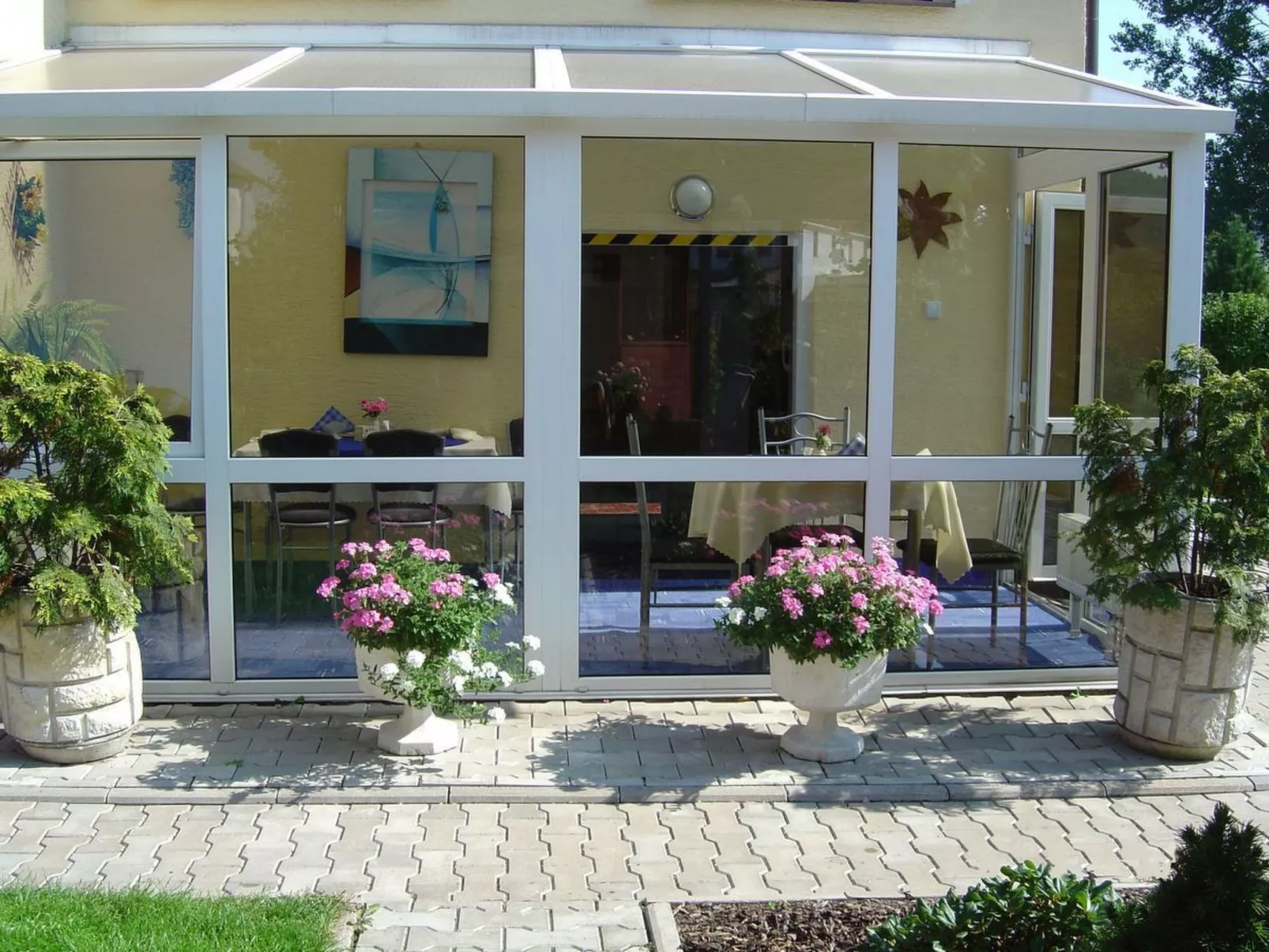 Mit Garten und Pools