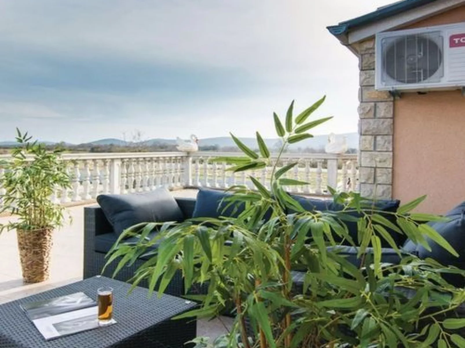 Laura mit Pool-Drinnen