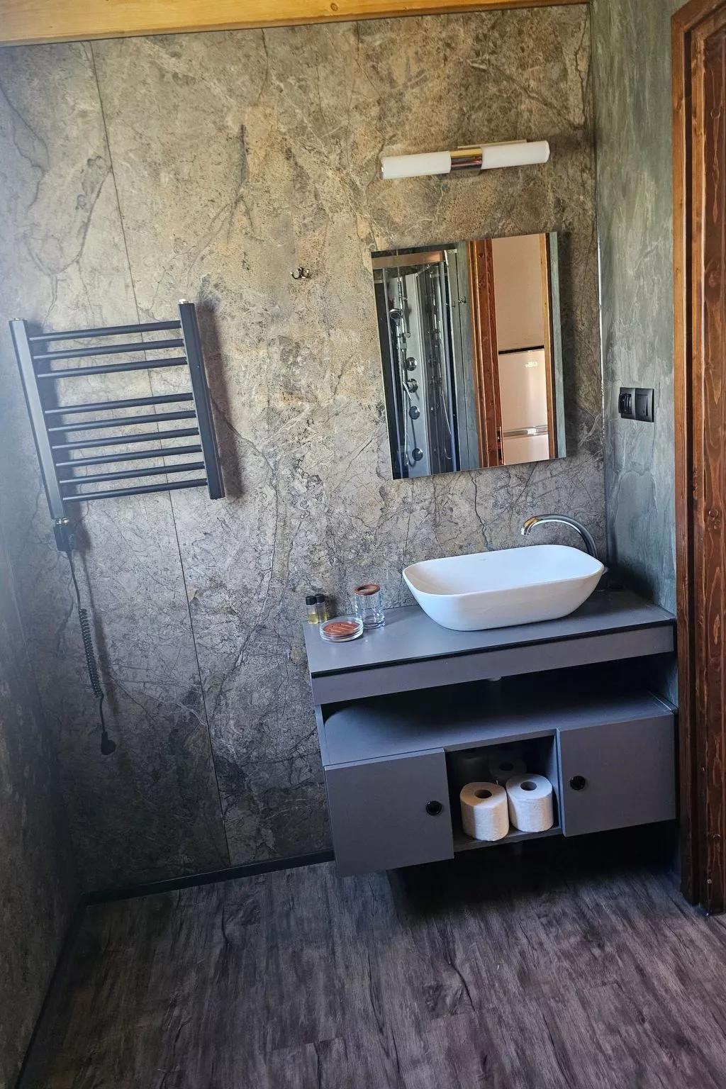 "Brown House" mit eigener Terrasse-Inside