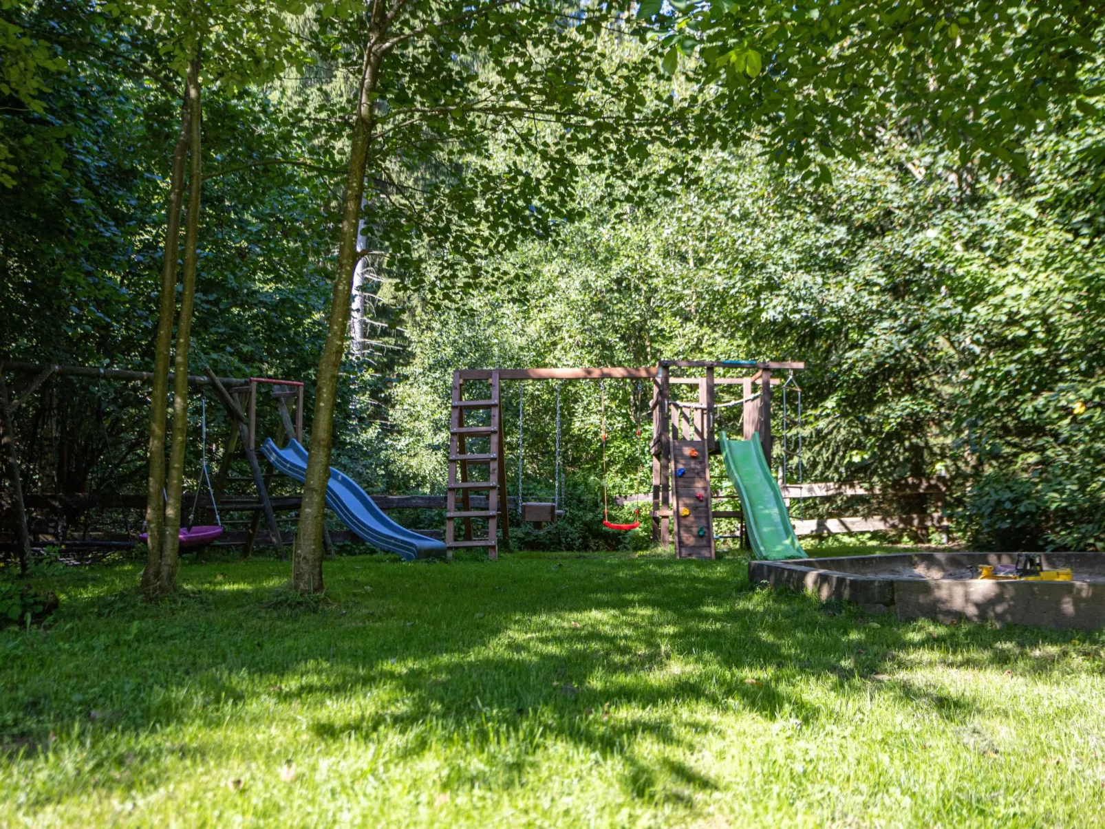 Mit zwei Schlafzimmern und Balkon-Draußen