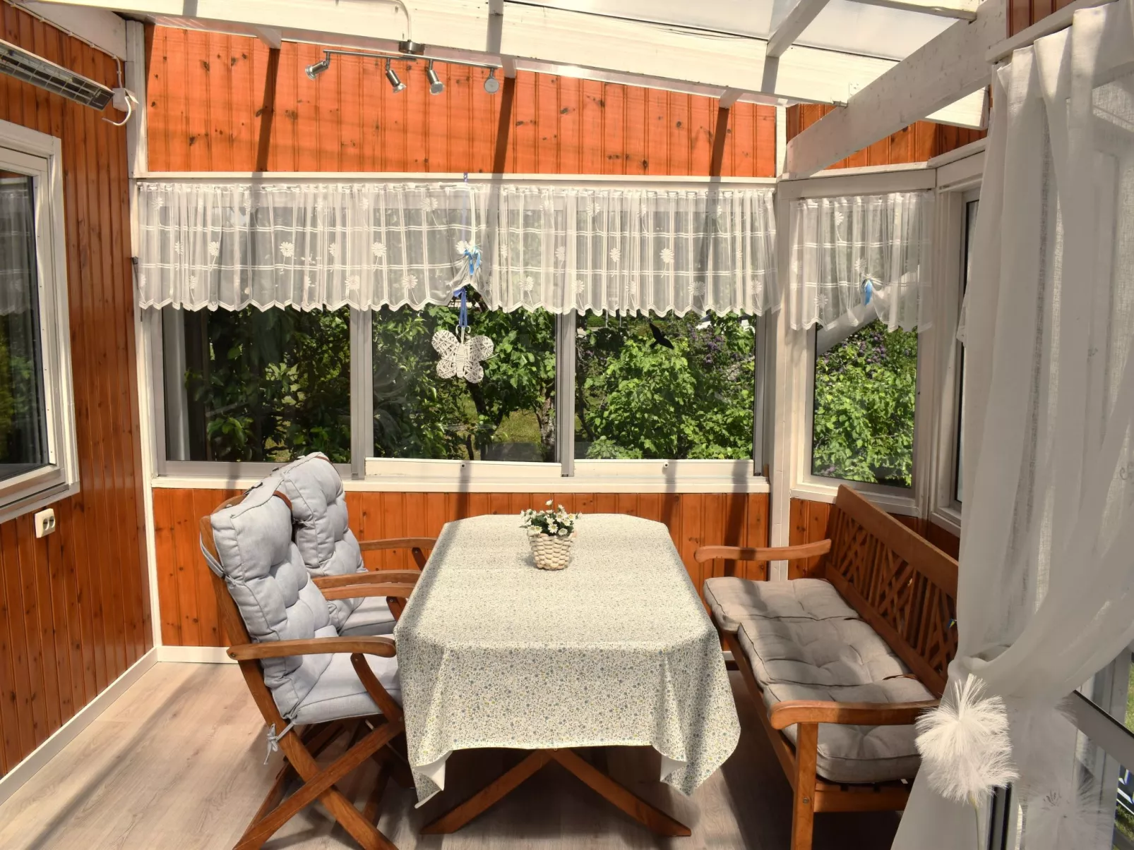 Typisch schwedisches Ferienhaus mit Garten-Dedans