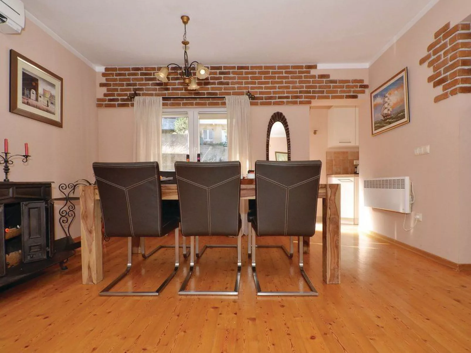 Žrnovnica, Entspannung am Flussufer-Drinnen