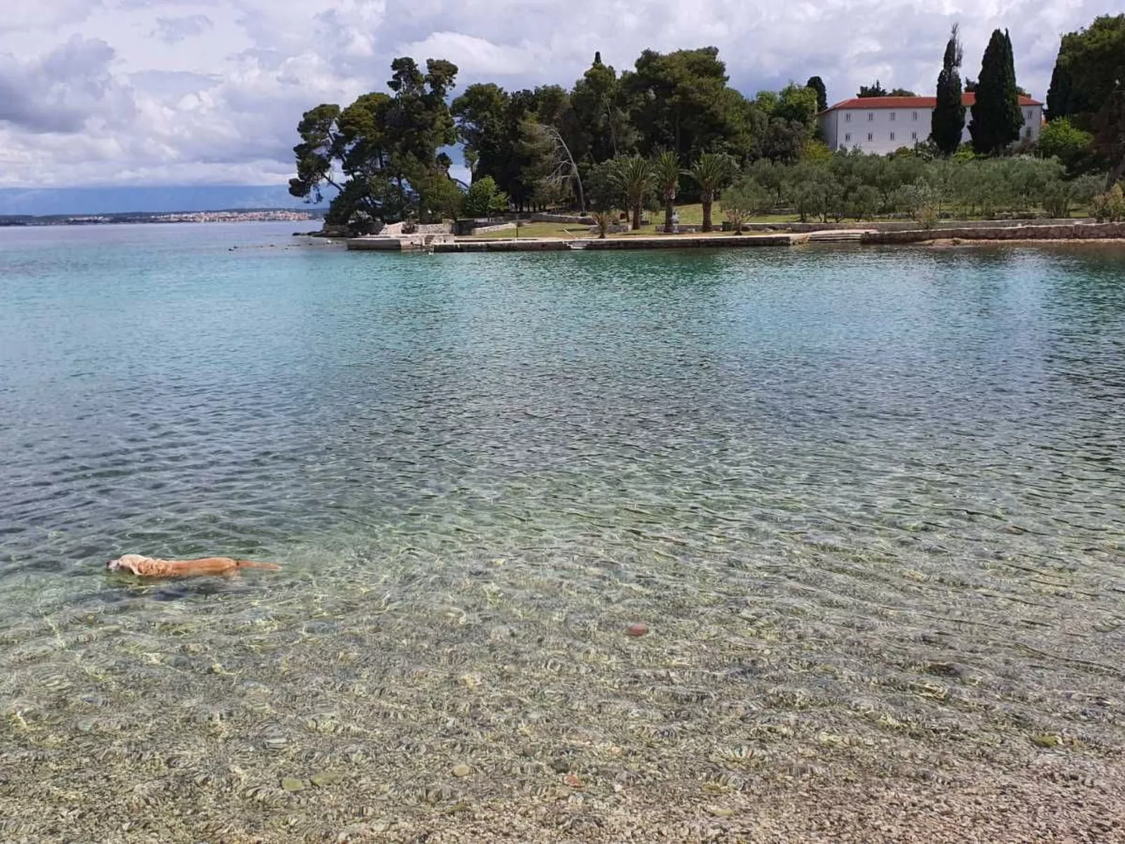 Steinhaus in Strandnähe mit Whirlpool-Dehors