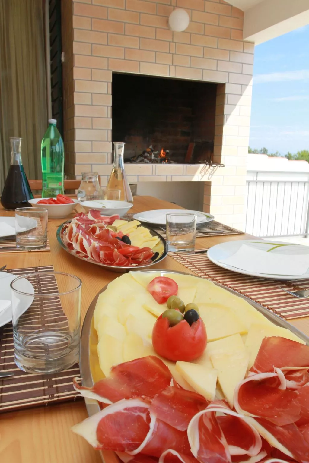 Geräumige Ferienvilla mit Pool und Meerblick-Outside