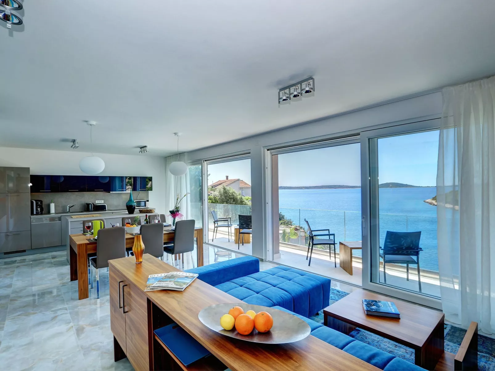 Villa by the Sea-Drinnen