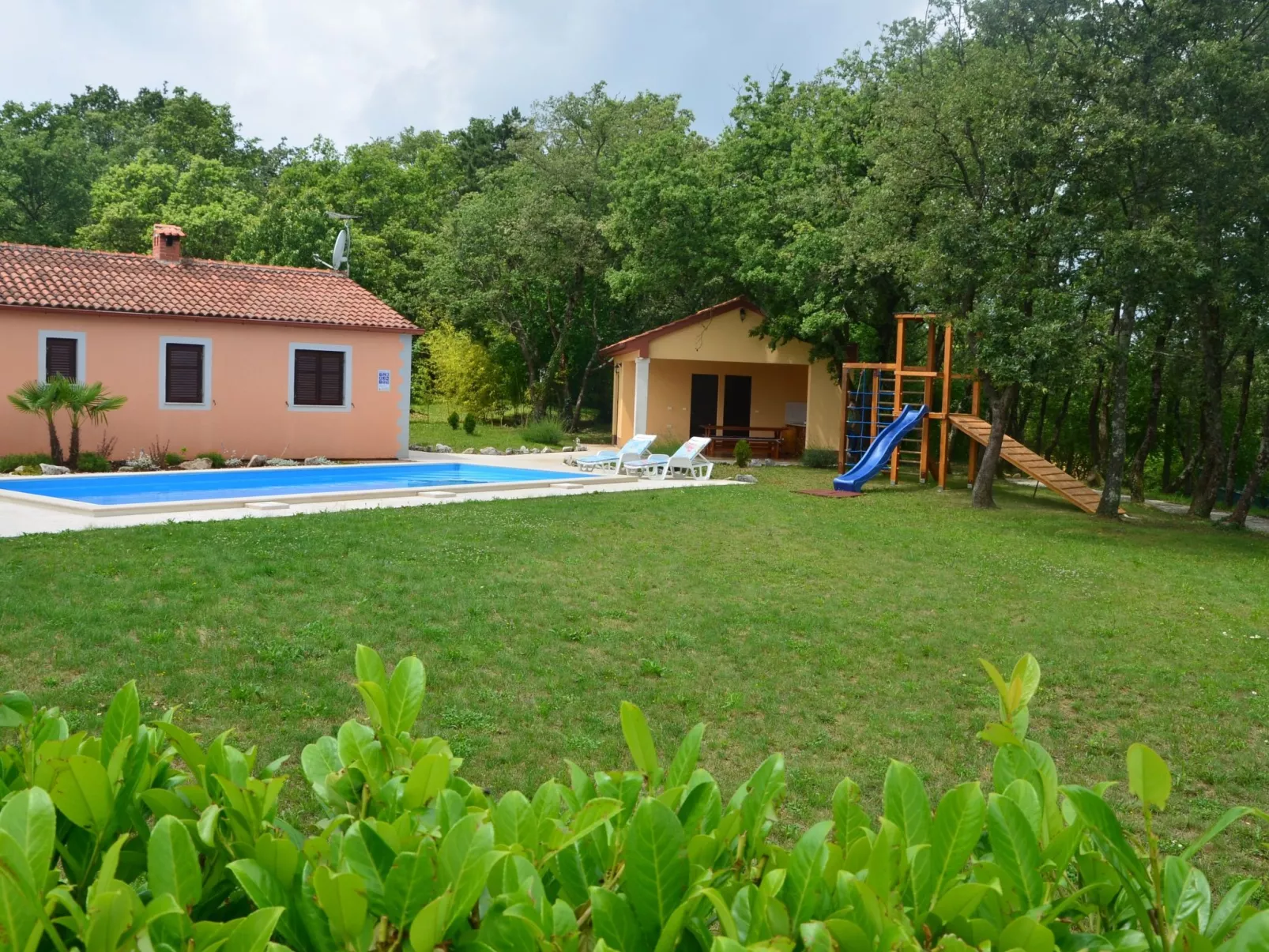 Landgut "Fragola" mit Blick auf die Berge-Draußen