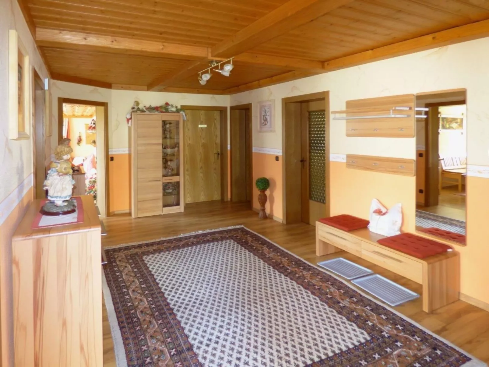 Komfortable Ferienwohnung mit Garten und Grill-Drinnen