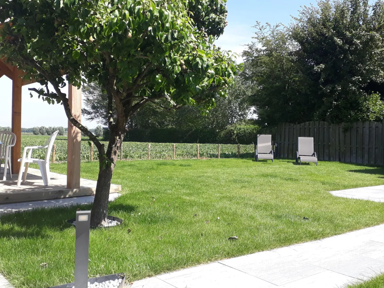 Mit privatem Garten und Terrasse-Draußen