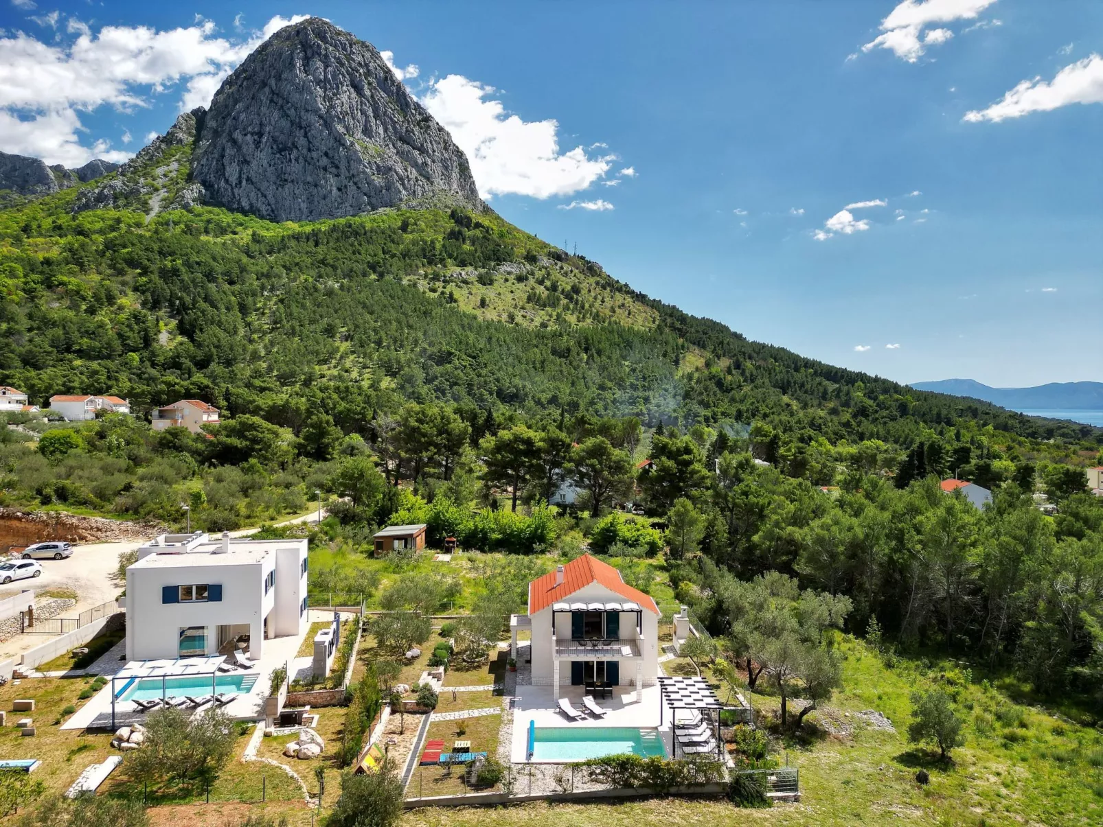 Alleinstehendes Ferienhaus mit Pool und drei Sch-Outside