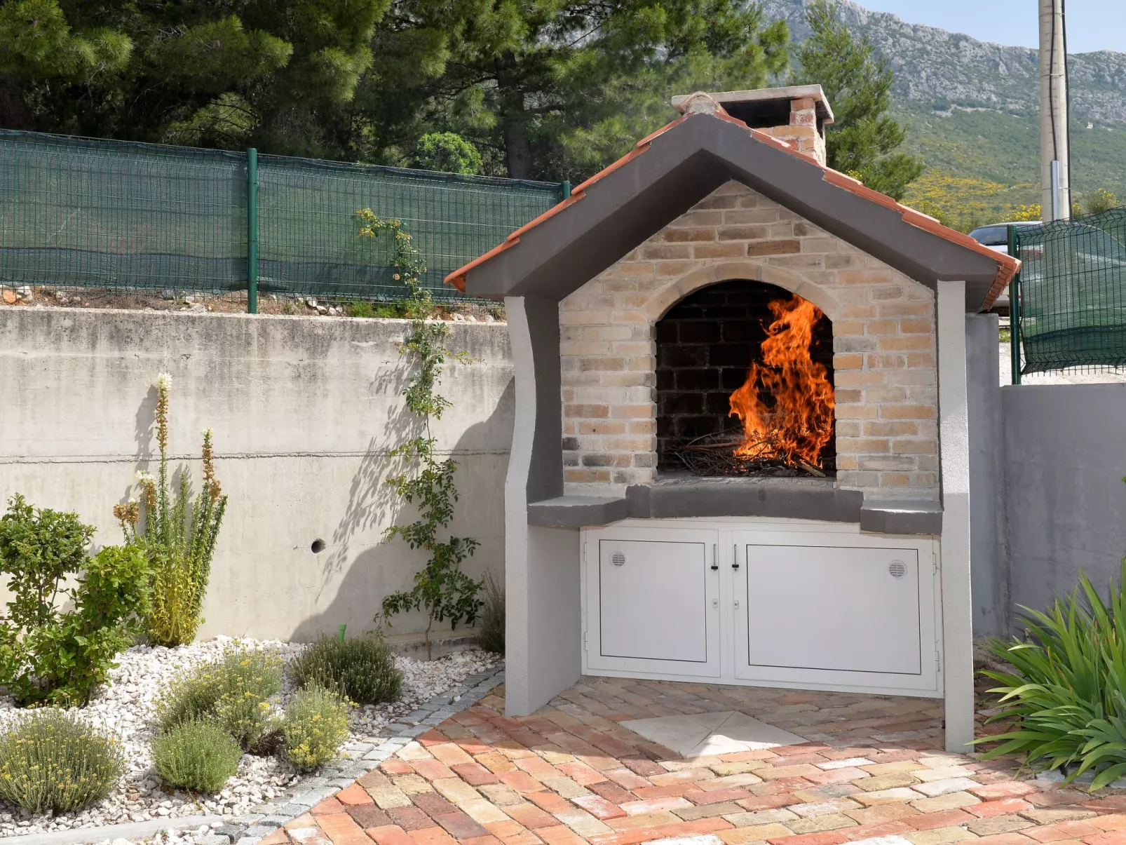 In Kastel Sucurac mit Parkplatz-Outside