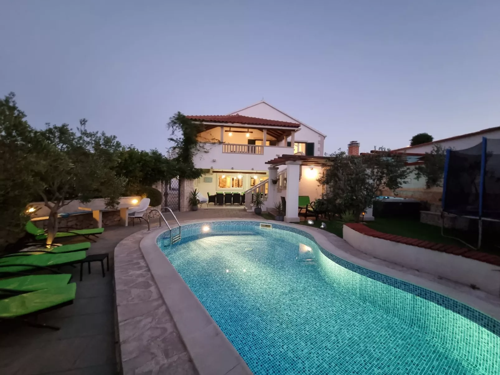 Komfortables Haus in Selca mit privatem Parkplatz-Draußen