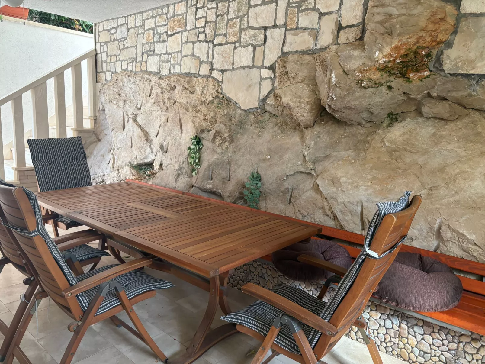 In Povlja mit gemeinschaftlichem Parkplatz-Dehors