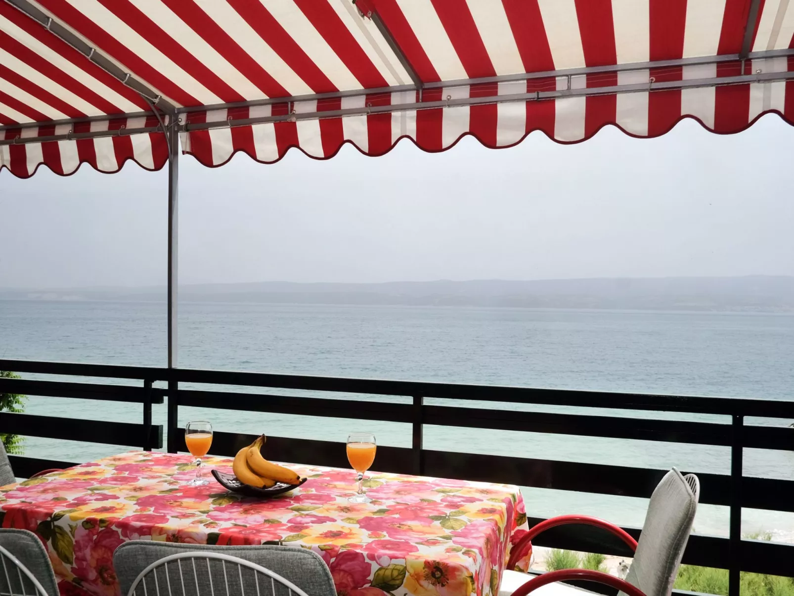 Große Ferienwohnung in Duće mit Privatem Balkon und Meerblick-Outside