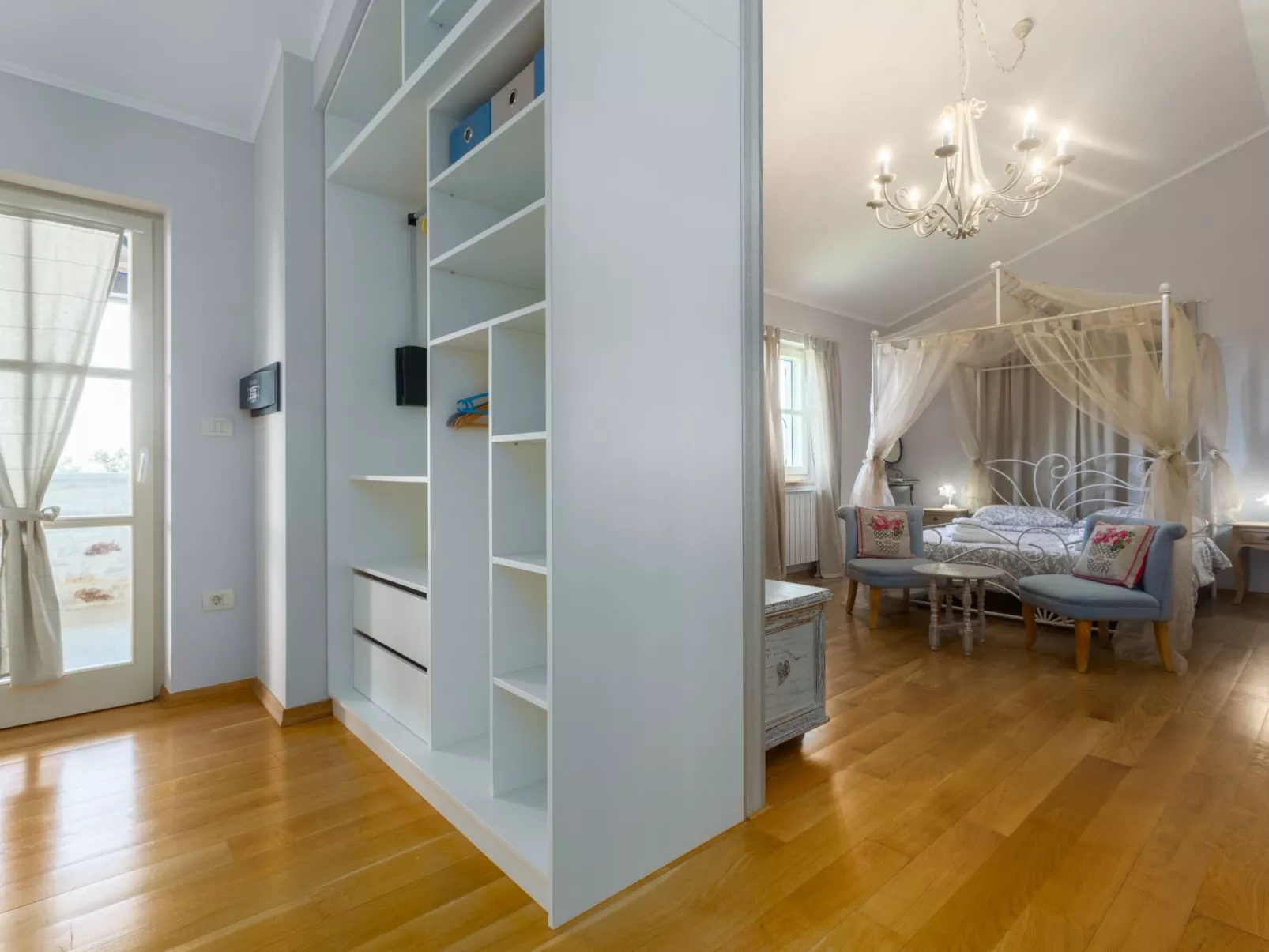 Villa mit Pool, Garten und Sommerküche-Image-tags.info