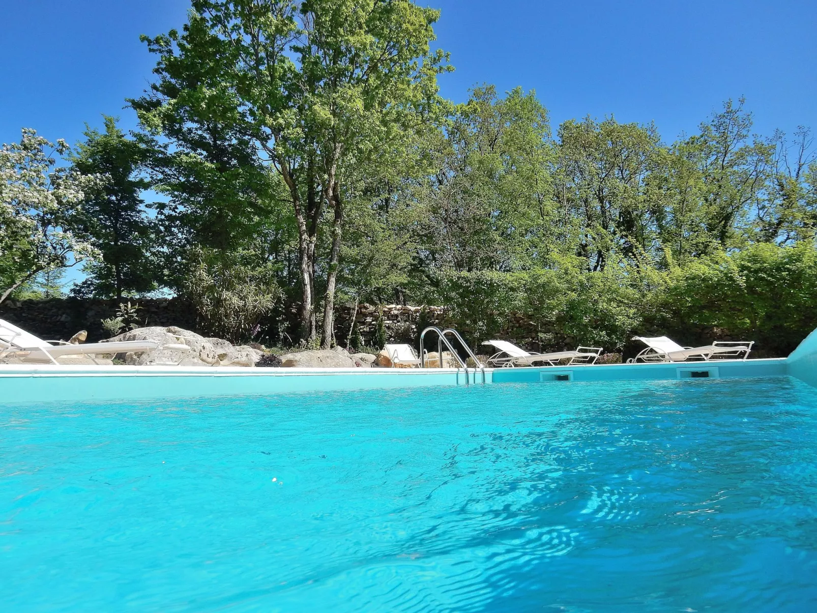 Mit privatem Pool-Dehors